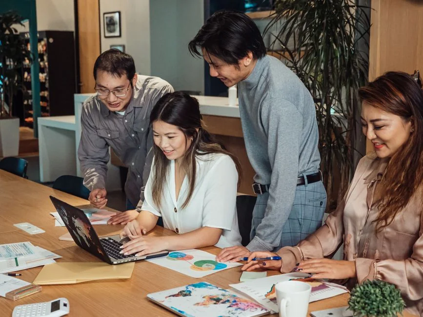 Vue rapprochée d’un document de stratégie marketing sur un bureau, parfaite pour du contenu business.