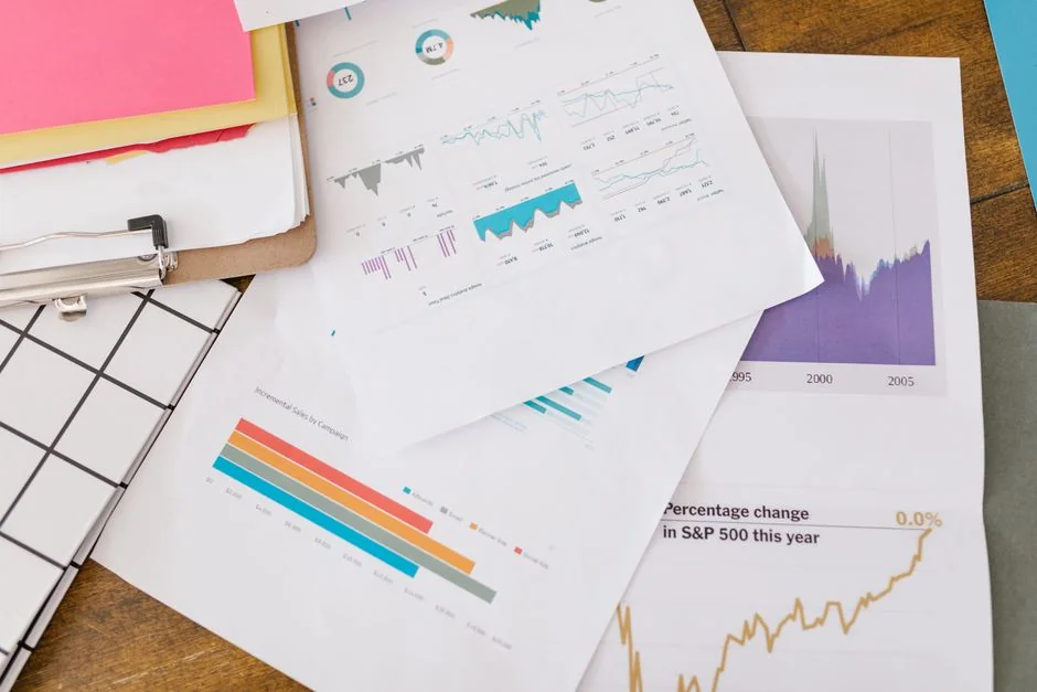Vue rapprochée de divers documents marketing sur un bureau, idéale pour des échanges autour du business et de la stratégie.